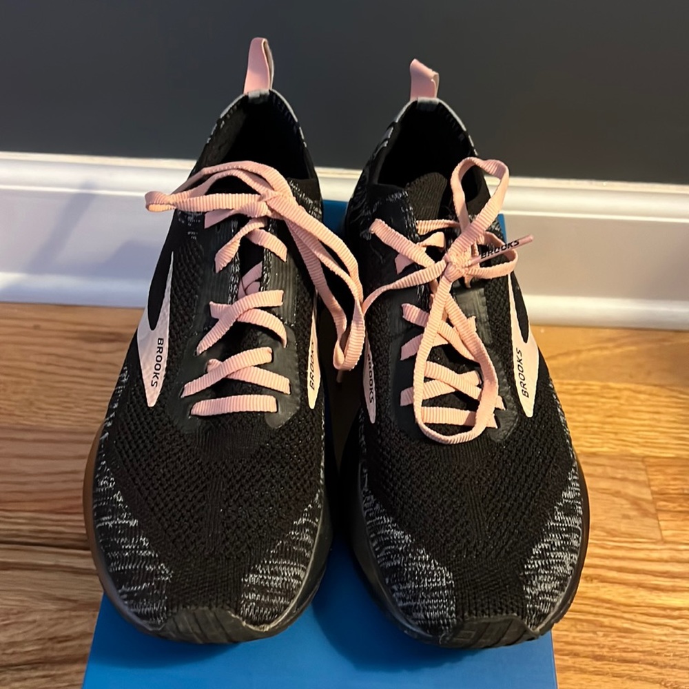 Womens brooks levitate.  Size 8